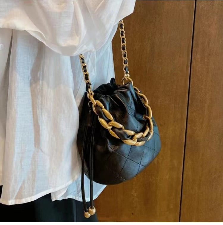 Bucket Bag Bold Chain